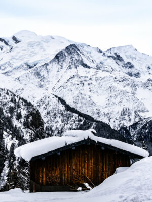 Photo d'un chalet face au Mont-Blanc & ses glaciers