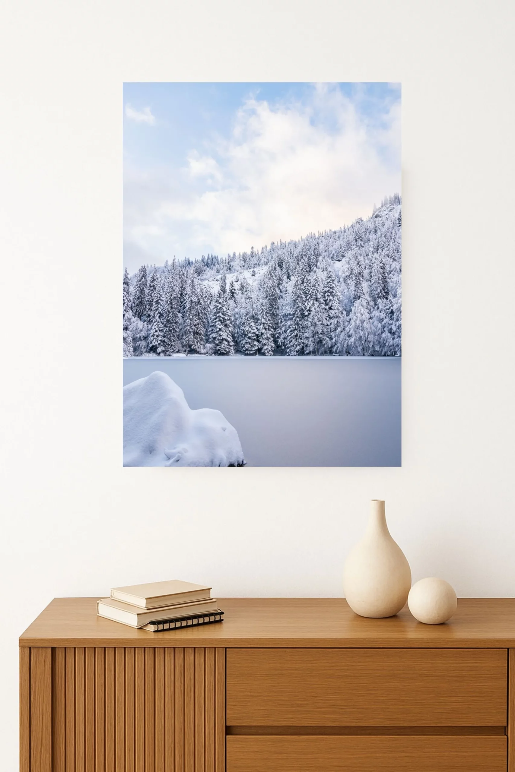 photo du lac Vert de Passy gelé avec les sapins sous la neige