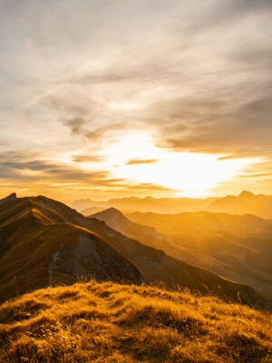 Photo du oucher de soleil sur les crêtes en Savoie