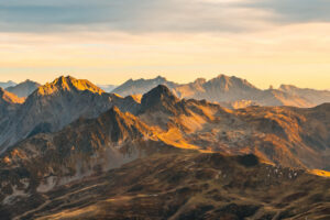 paysage de montagne au coucher de soleil