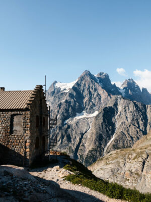 Photo du refuge du glacier Blanc face au Mont Pelvoux