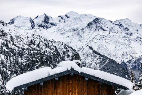 chalet face au mont blanc et ses glaciers