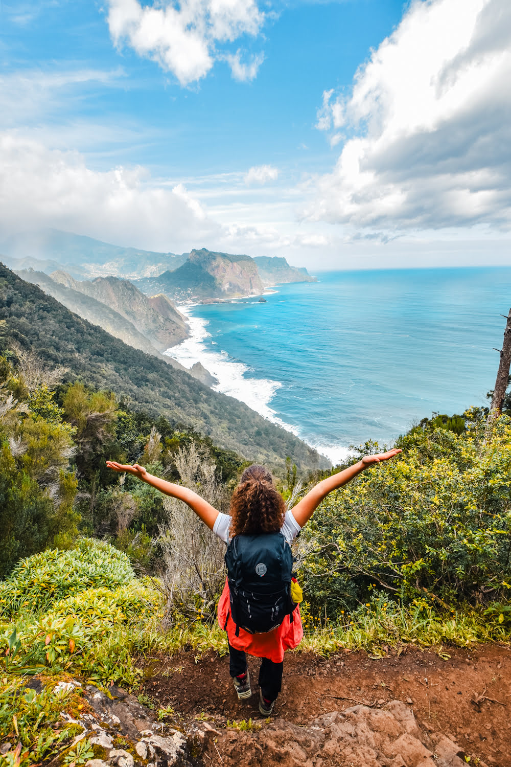 fille devant un paysage de falaises avec la mer