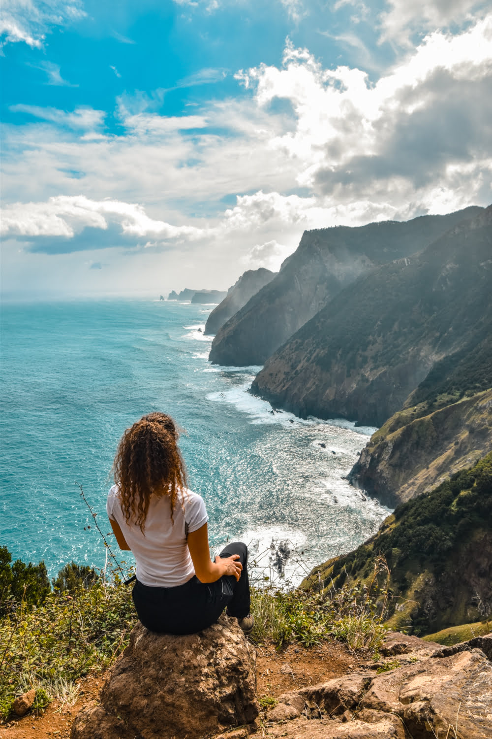fille devant un paysage de falaises avec la mer