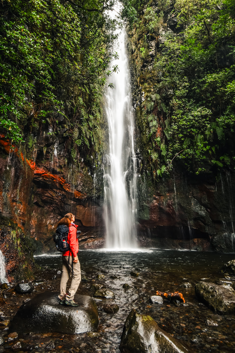 fille devant une cascade à madère