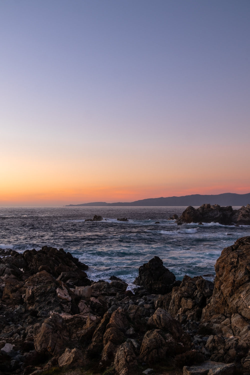 rocher avec coucher de soleil