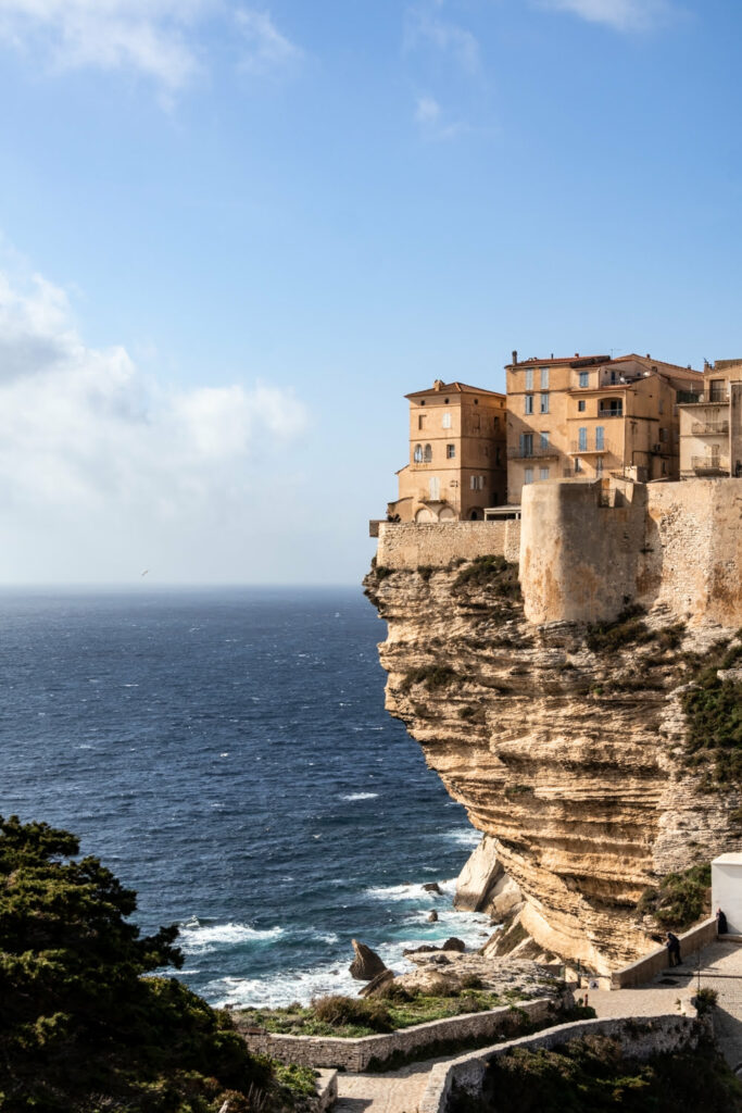 ville de bonifacio sur la mer