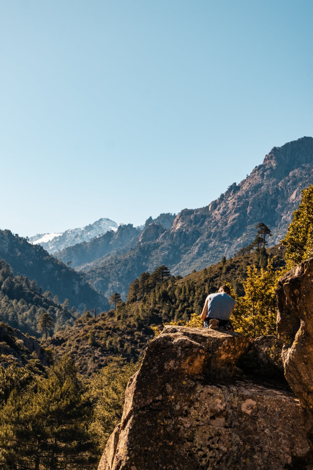 homme qui lit face au paysage de montagne