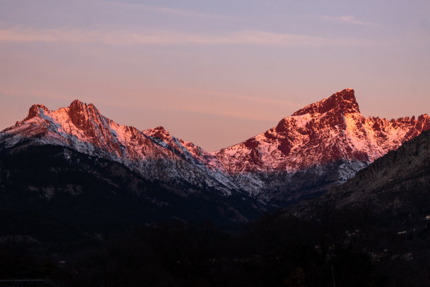coucher de soleil rose sur les montagnes corses