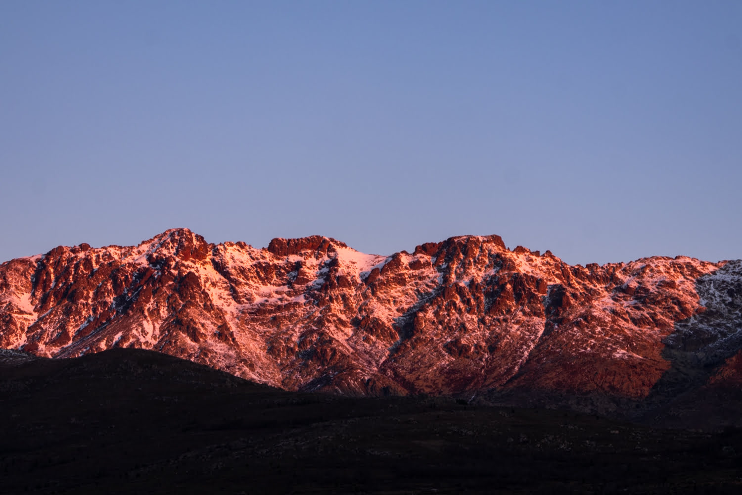 coucher de soleil rose sur les montagnes corses