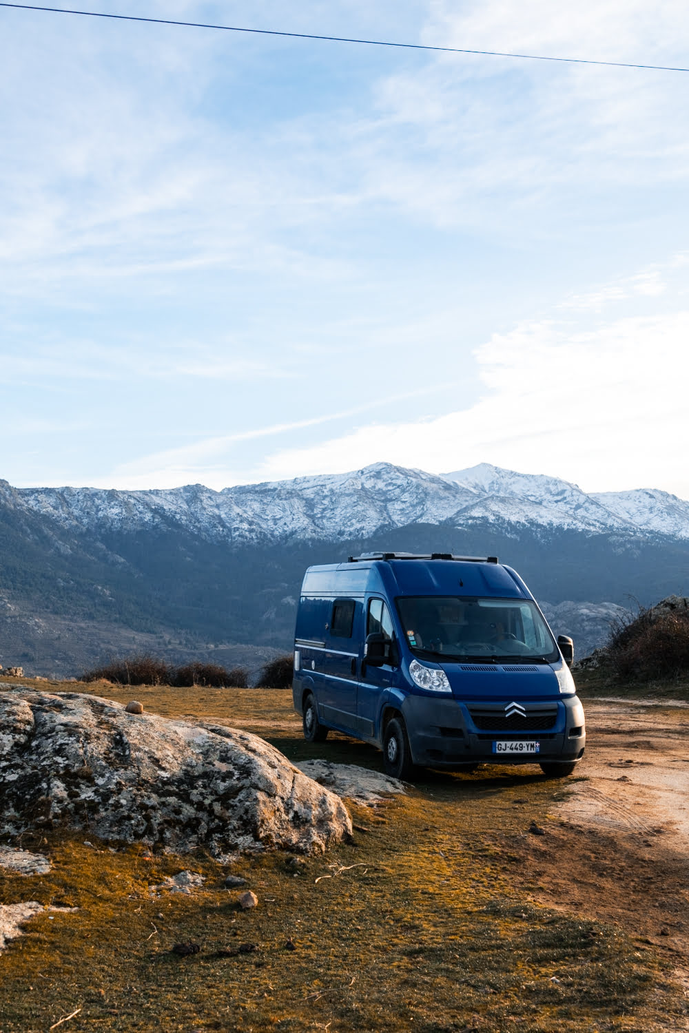 fourgon devant paysage de montagne