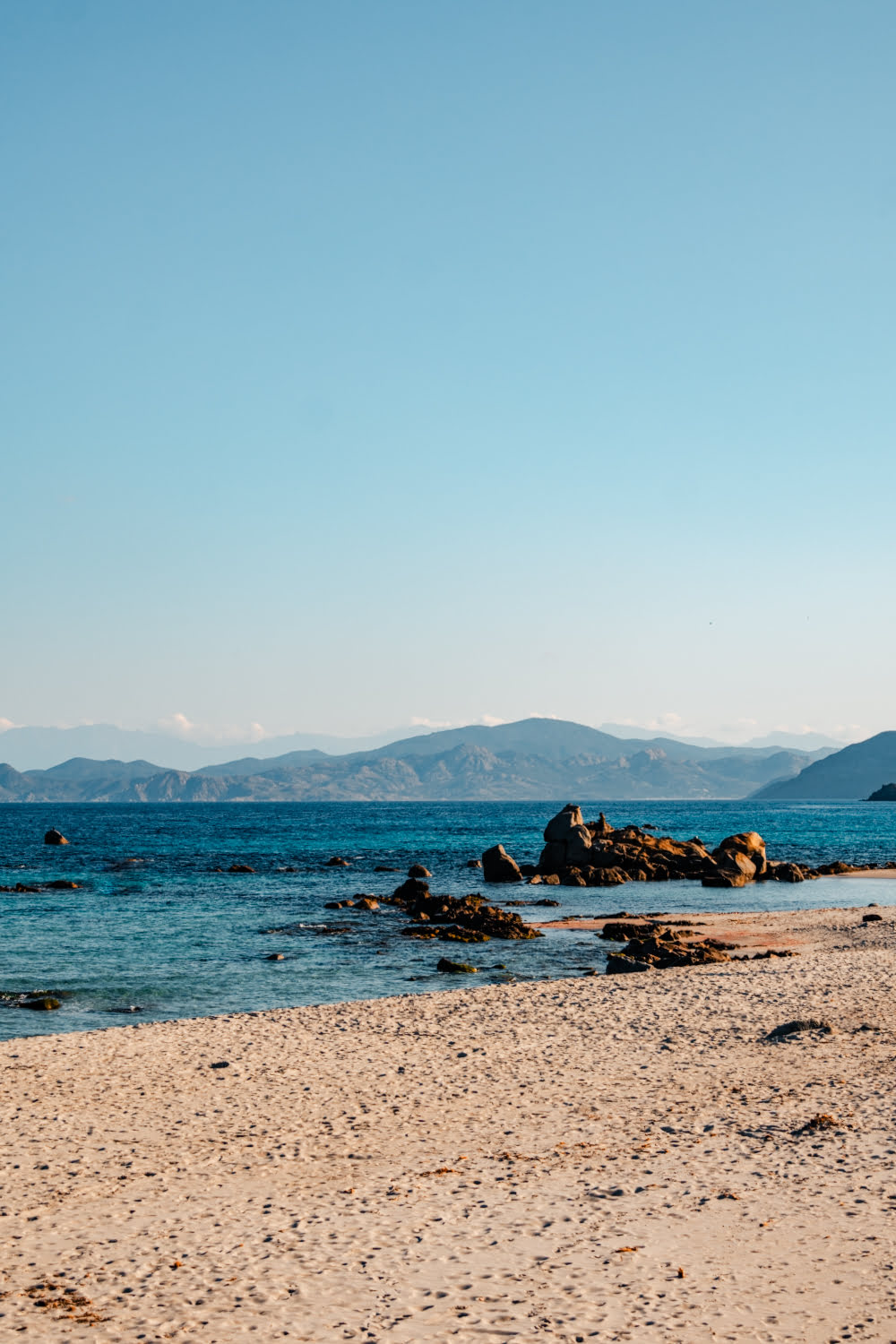 paysage mer et plage sur montagne corse