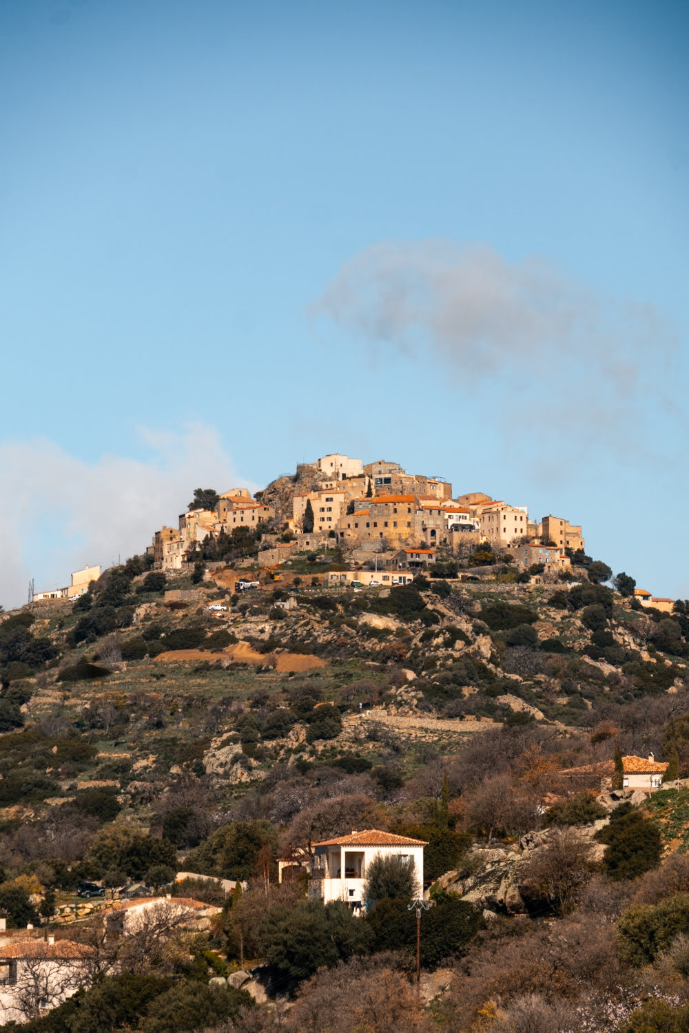 village corse perché sur une montagne