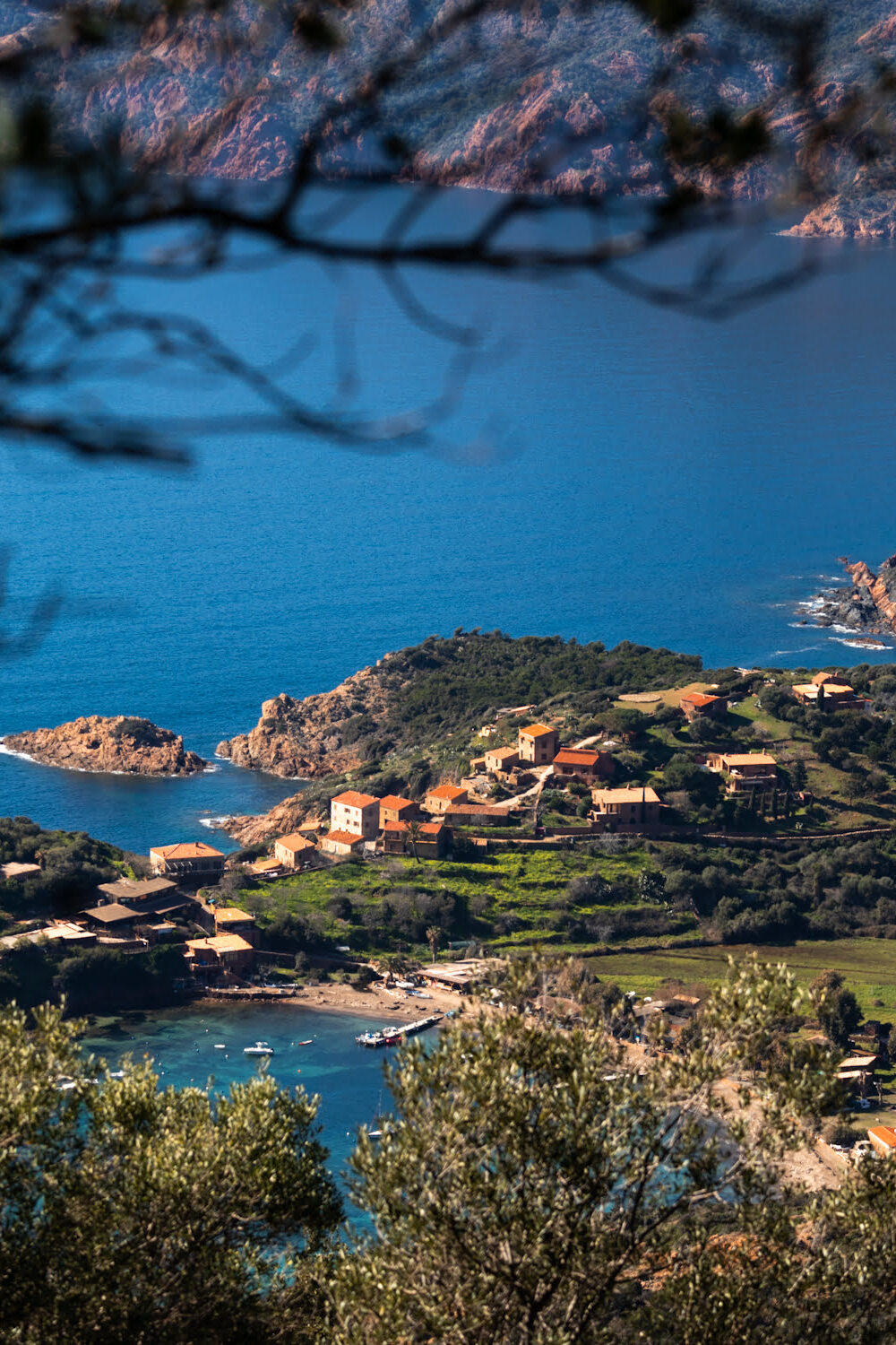 village de girolata avec la mer et les montagnes derrière