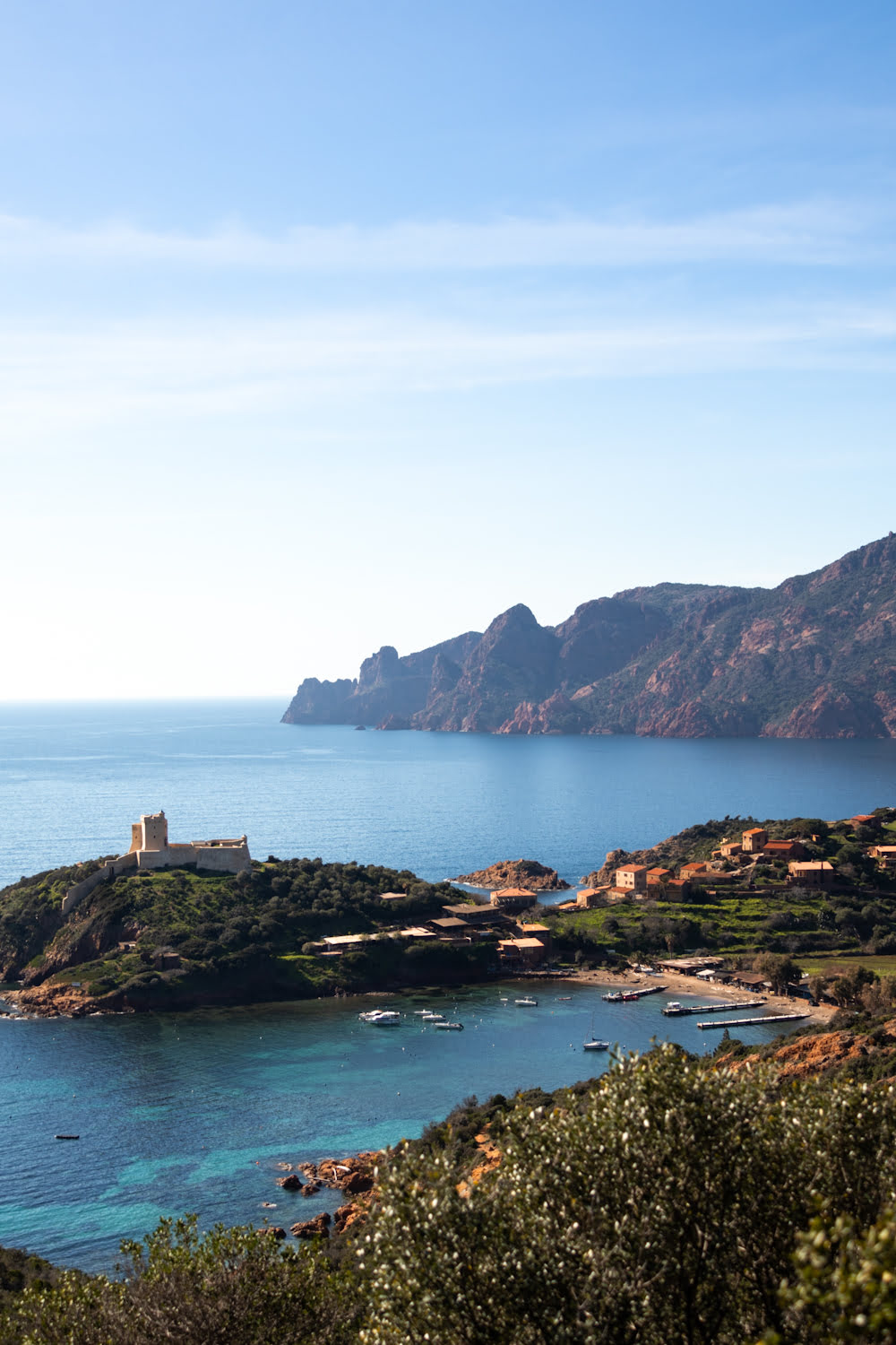 village de girolata avec la mer et les montagnes derrière