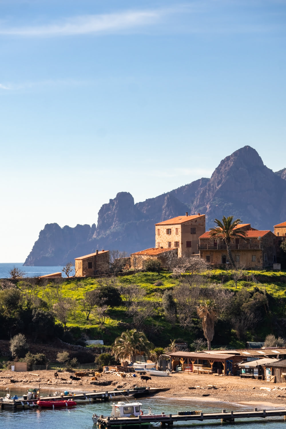 village de girolata avec la mer et les montagnes derrière