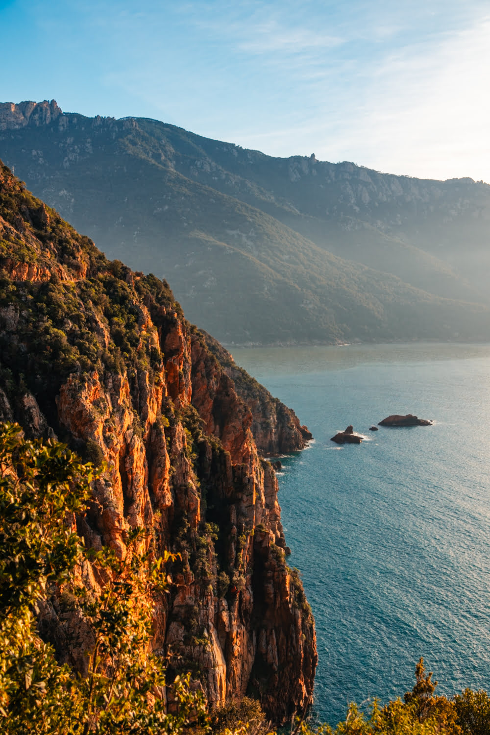 paysage des falaises orange de s calanque de piana