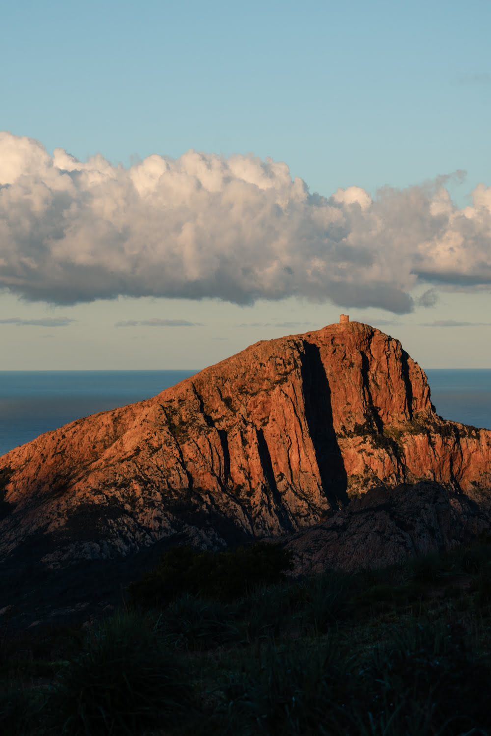 coucher de soleil sur le capo rosso avec la mer derrière