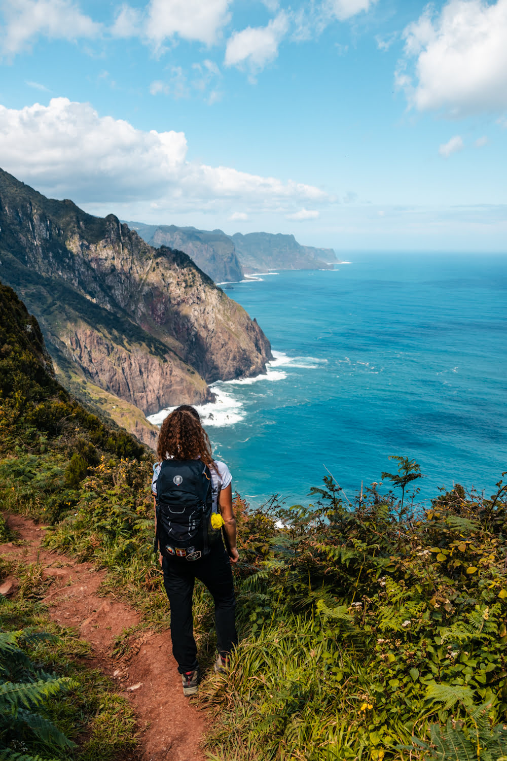 fille devant un paysage de falaises avec la mer