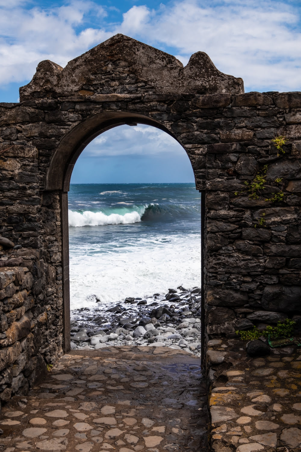 arches des ruines de saint georges avec vue sur l'océan à madère