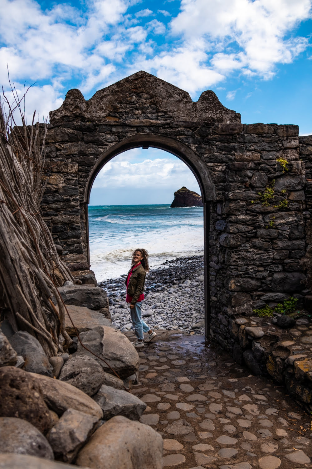 arches des ruines de saint georges avec vue sur l'océan à madère