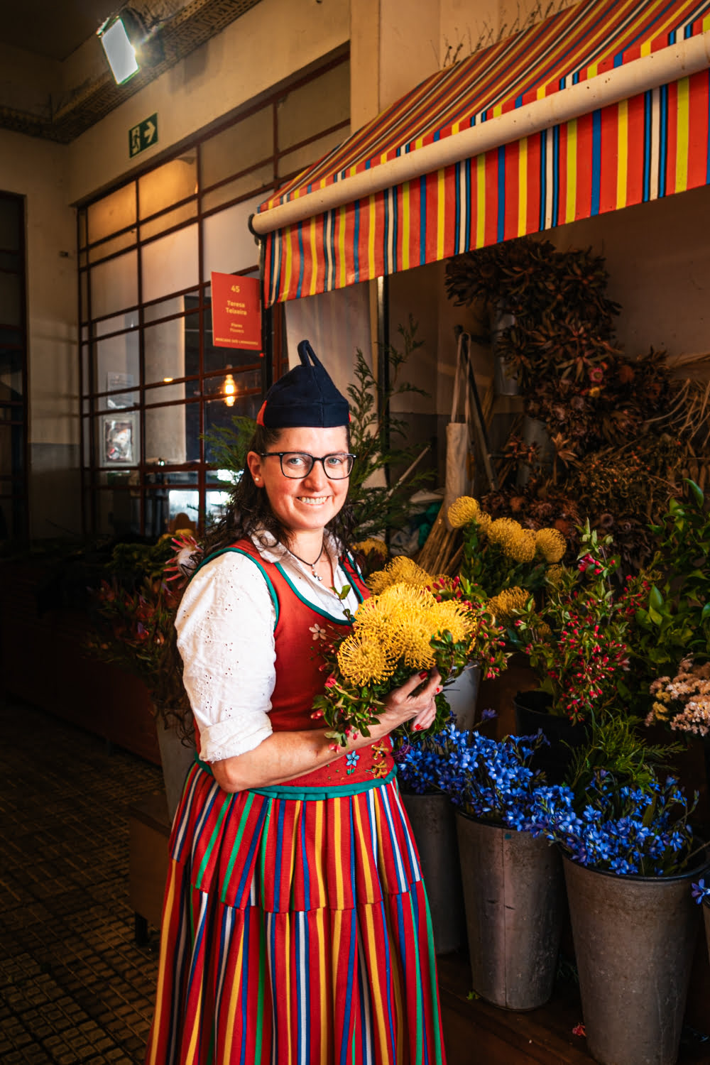 fleuriste dans une tenue traditionnelle au marché de madère