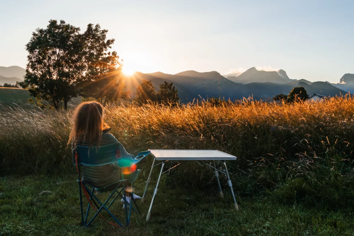 coucher de soleil dans un pré avec montagne