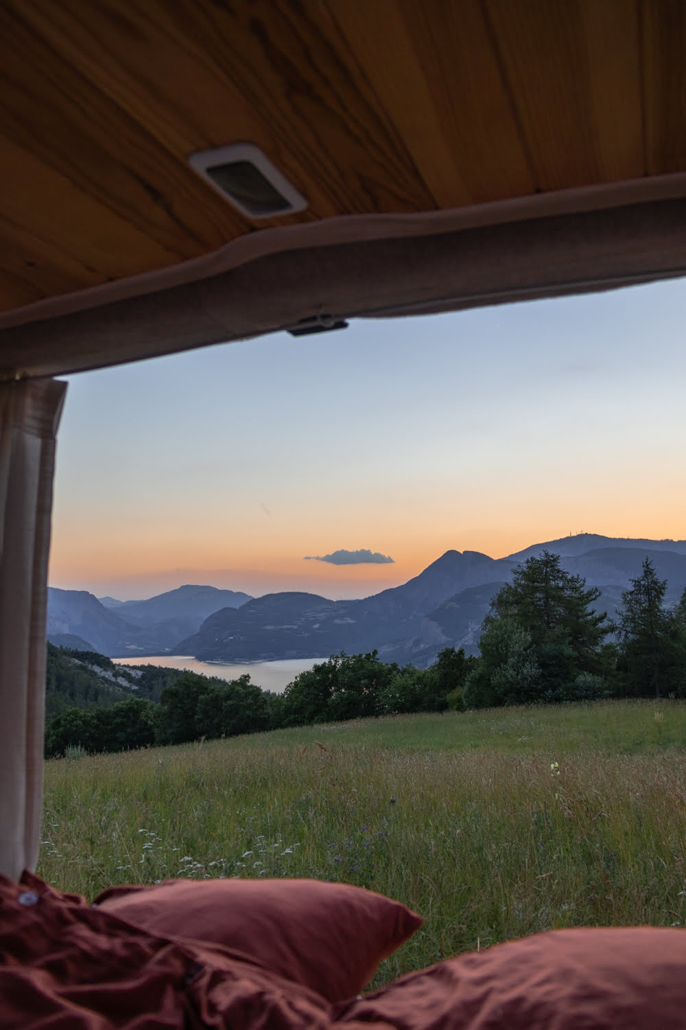 vue depuis le van sur le lac de serre-ponçon au coucher de soleil