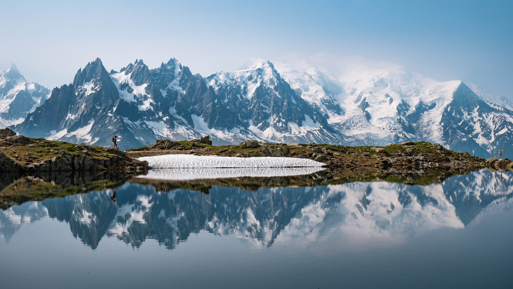 vue du mont blanc se reflétant dans les lacs des cheserys