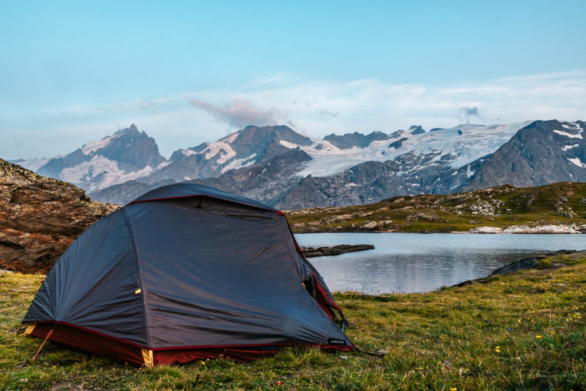 tente devant un lac et la montagne de la meije