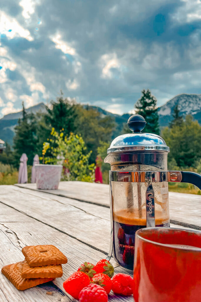 café devant montagne à une auberge