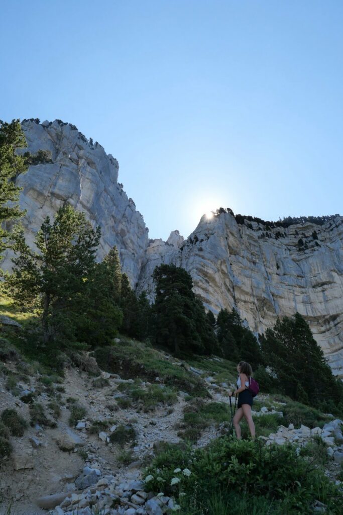 sentier de rando avec grosse falaise rocheuse