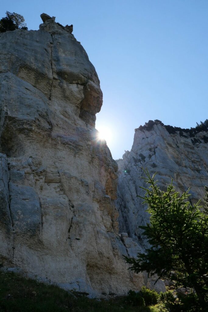 sentier de rando avec grosse falaise rocheuse