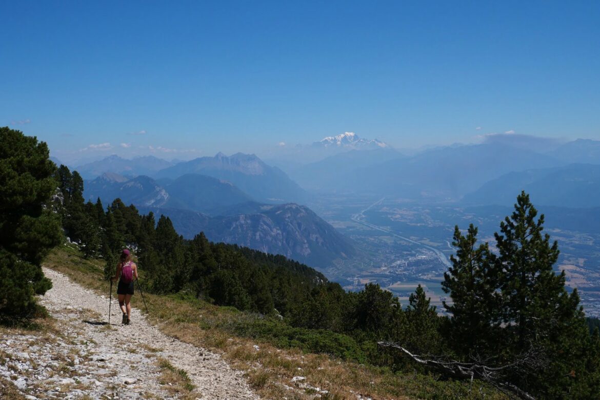 sentier de randonnée avec le paysage de montagne