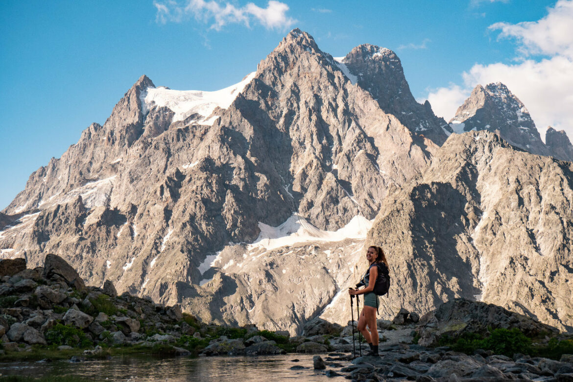 randonneuse face à la montagne du mont pelvoux dans les écrins