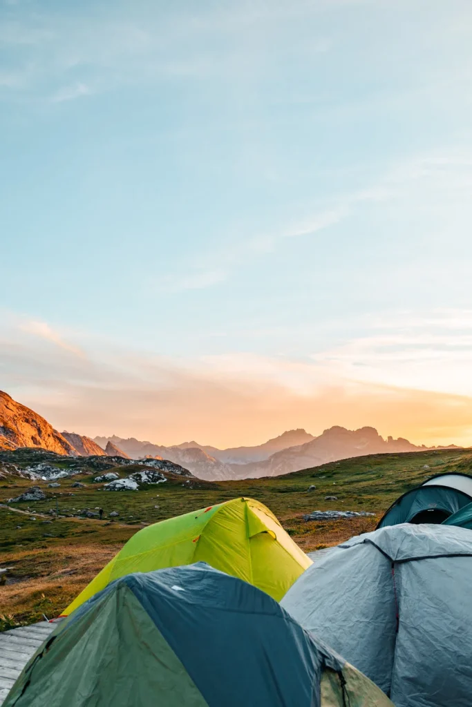 trois tente au coucher du soleil
