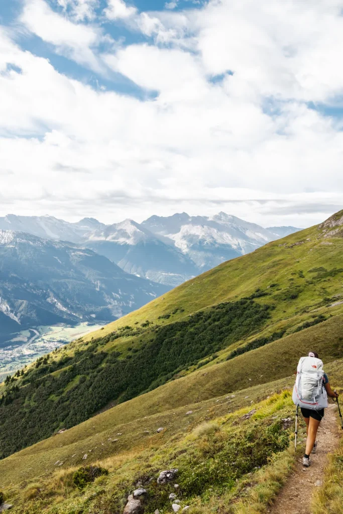 paysage avec randonneuse montagne