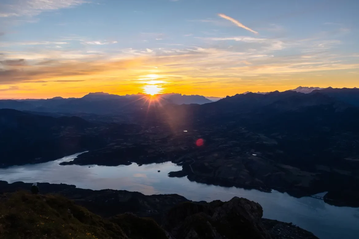 coucher de soleil en montagne avec un lac