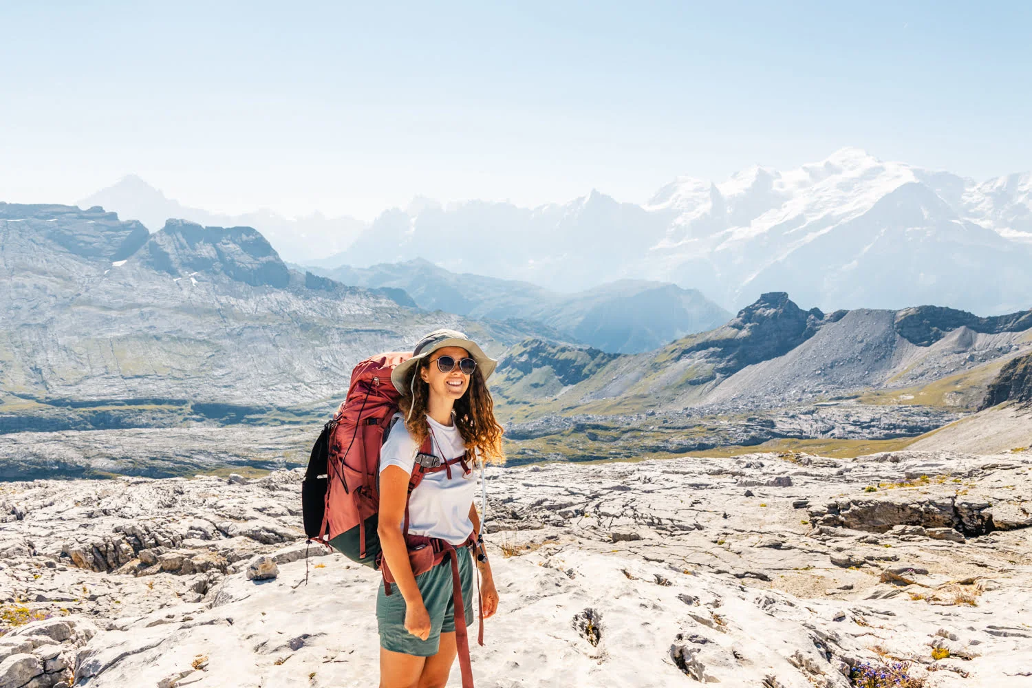 randonneuse dans paysage de montagne