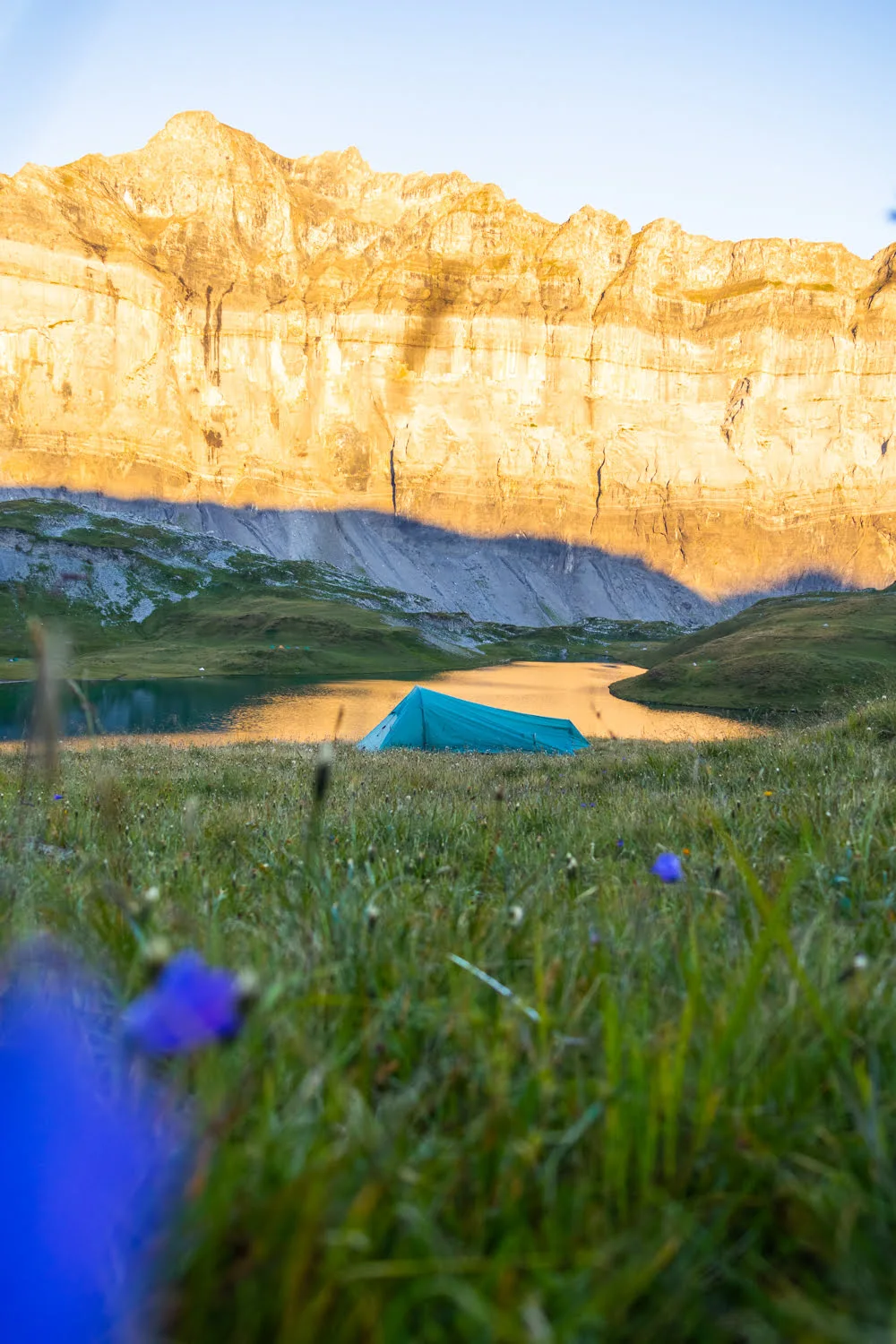 tente dans un paysage de montagne