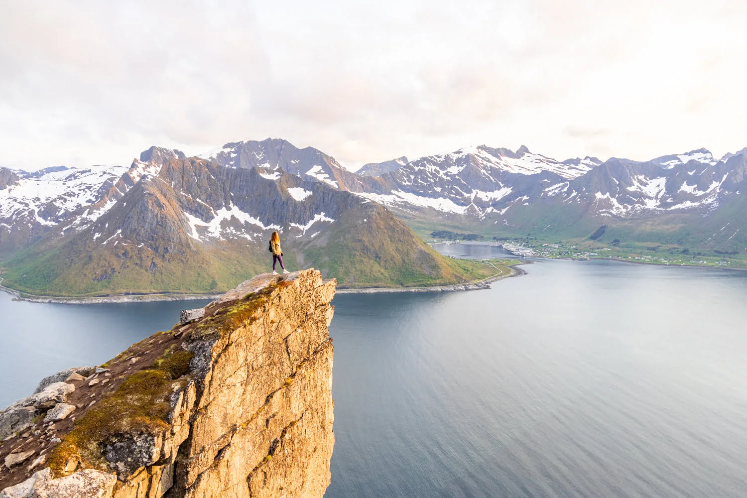 paysage de norvège avec montagne et fjord