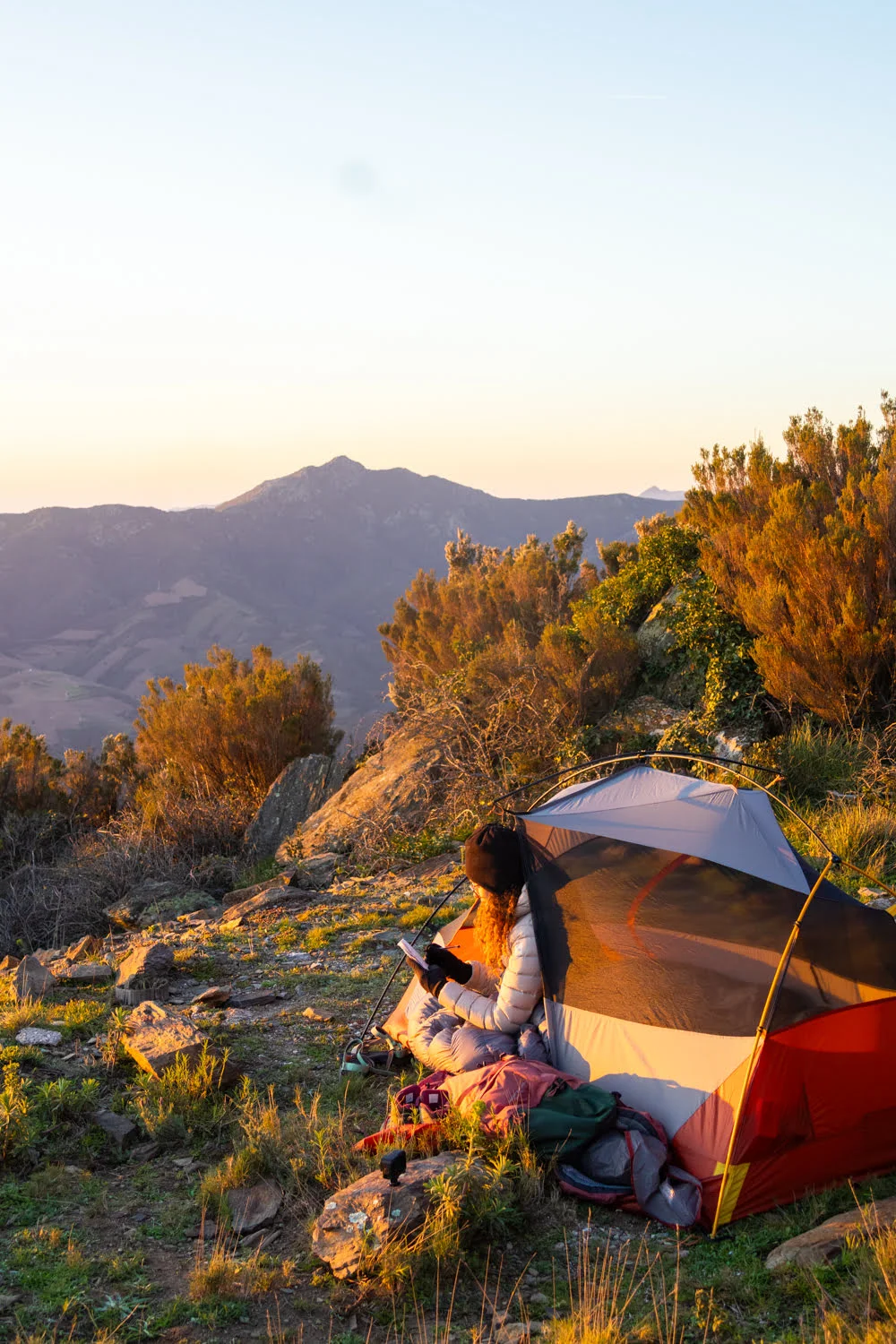 camp de bivouac dans un paysage de montagne avec tente