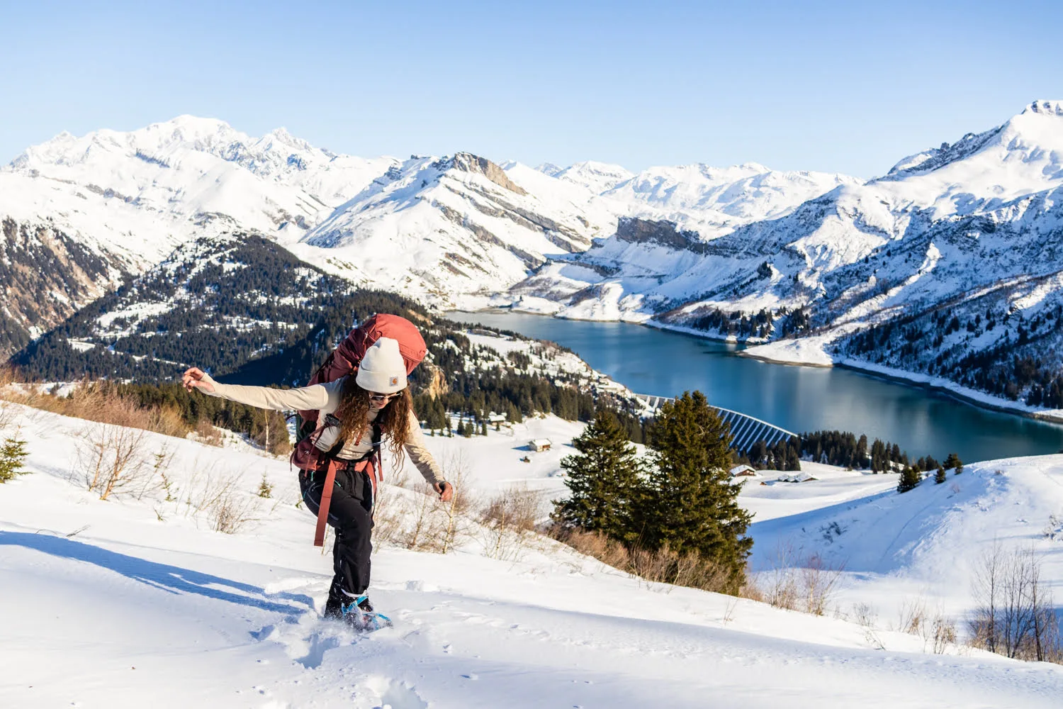 randonneuse dans paysage de montagne enneigée