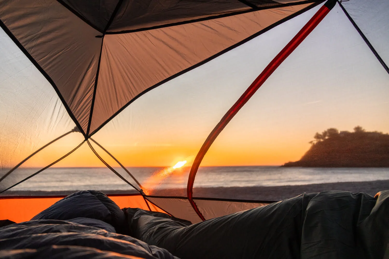 bivouac sur une plage au lever du soleil