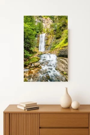 tirage photo de cascade dans foret entouré de rocher