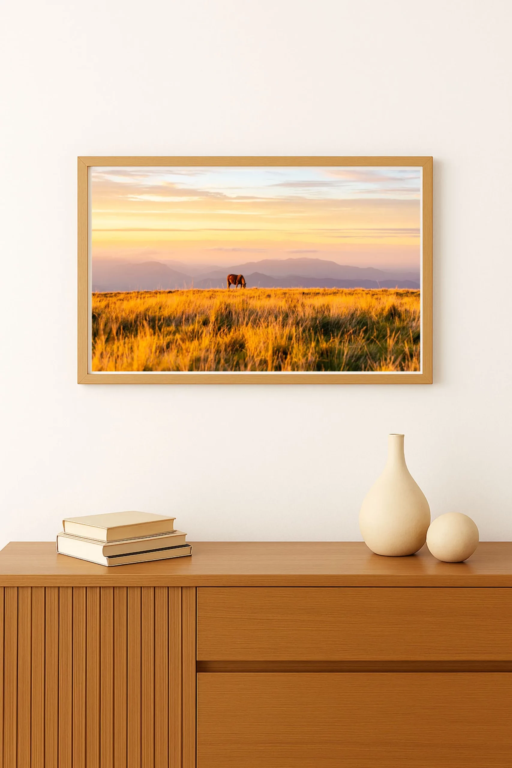 photo d'un coucher de soleil dans les pyrénées dans un alpage avec un cheval