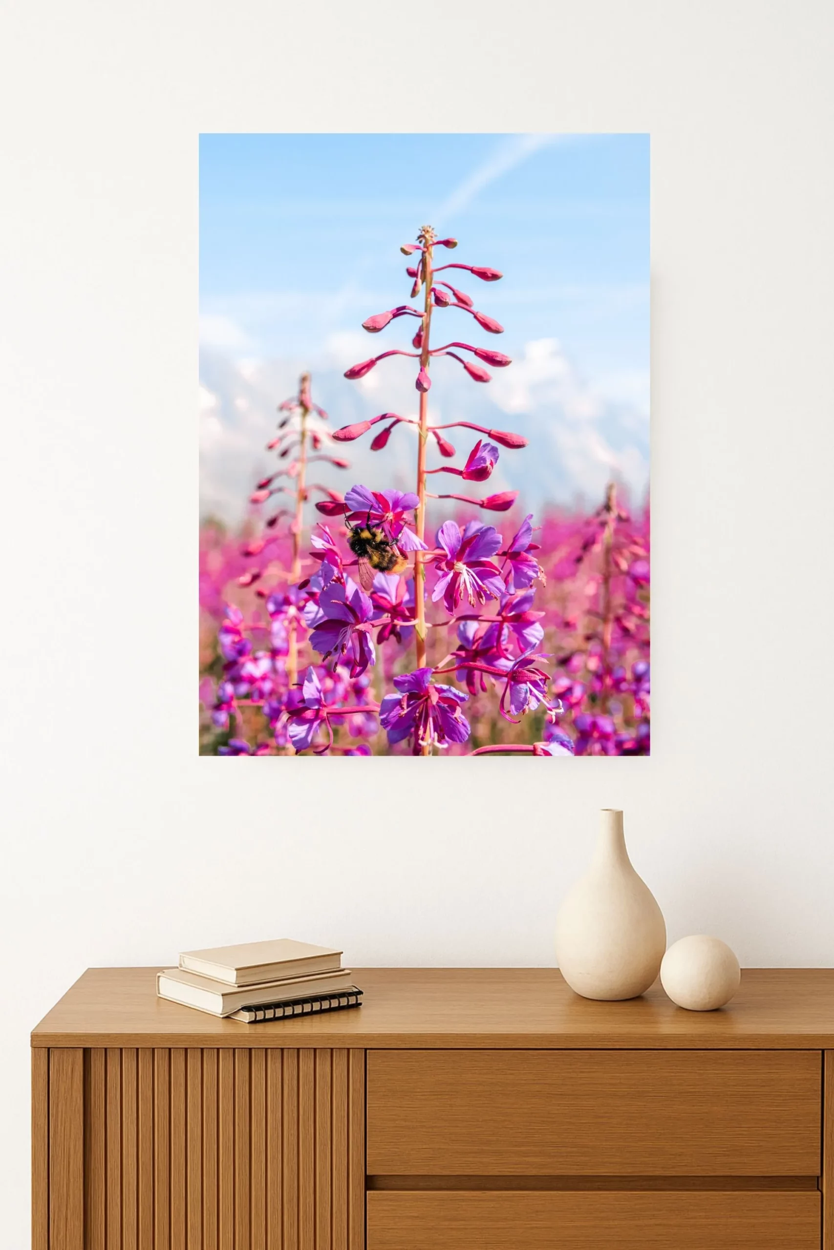 tirage photo d'une fleur rose avec un bourdon