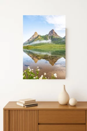 tirage photo d'un lac avec des montagnes qui se reflètent dedans