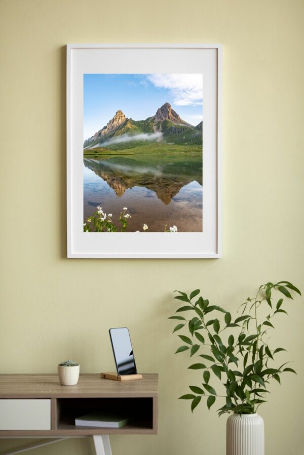 tirage photo d'un lac avec des montagnes qui se reflètent dedans