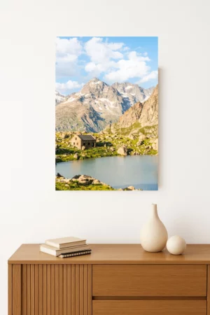 refuge de montagne au bord d'un lac